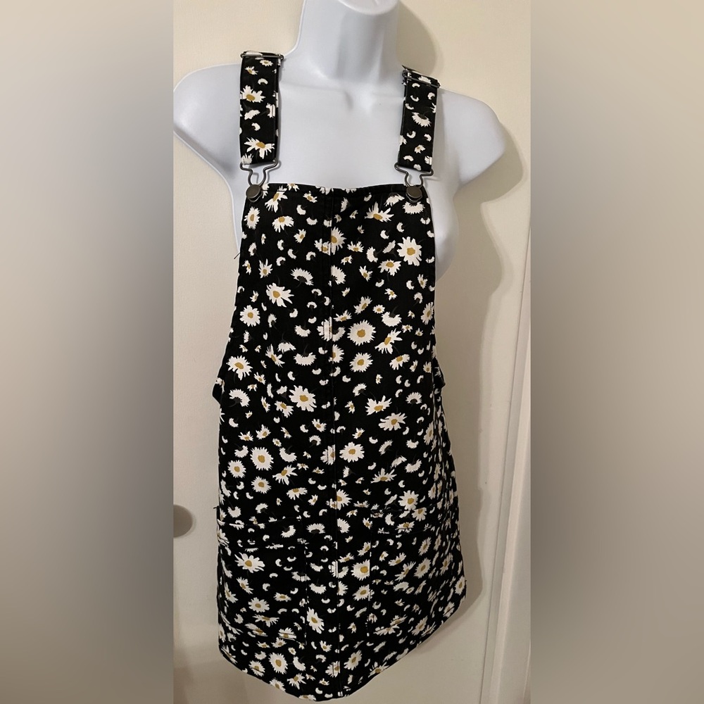 No Boundaries jumper dress. XS(1). Adorable. Great condition.